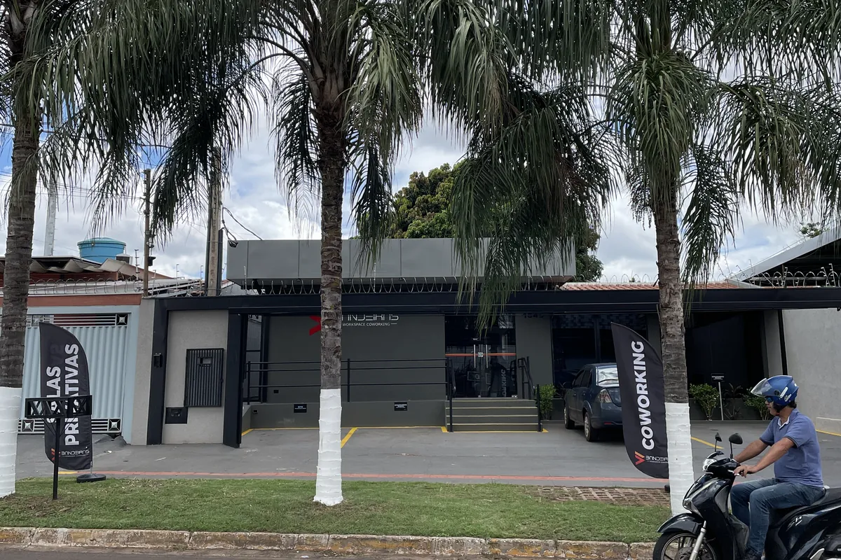 Fachada do Bandeiras Coworking na Av. das Bandeiras, 1845
