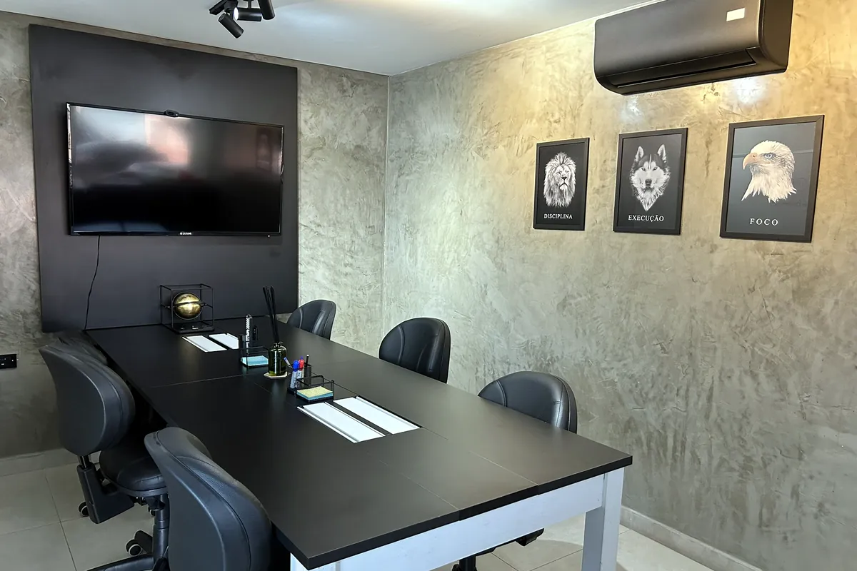 Sala de reunião com TV no Bandeiras Coworking